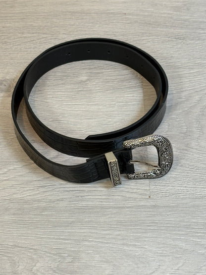 OTRAS. Cinturón negro troquelado