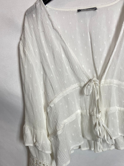 BERSHKA. Sobrecamisa blanca volantes T.XS