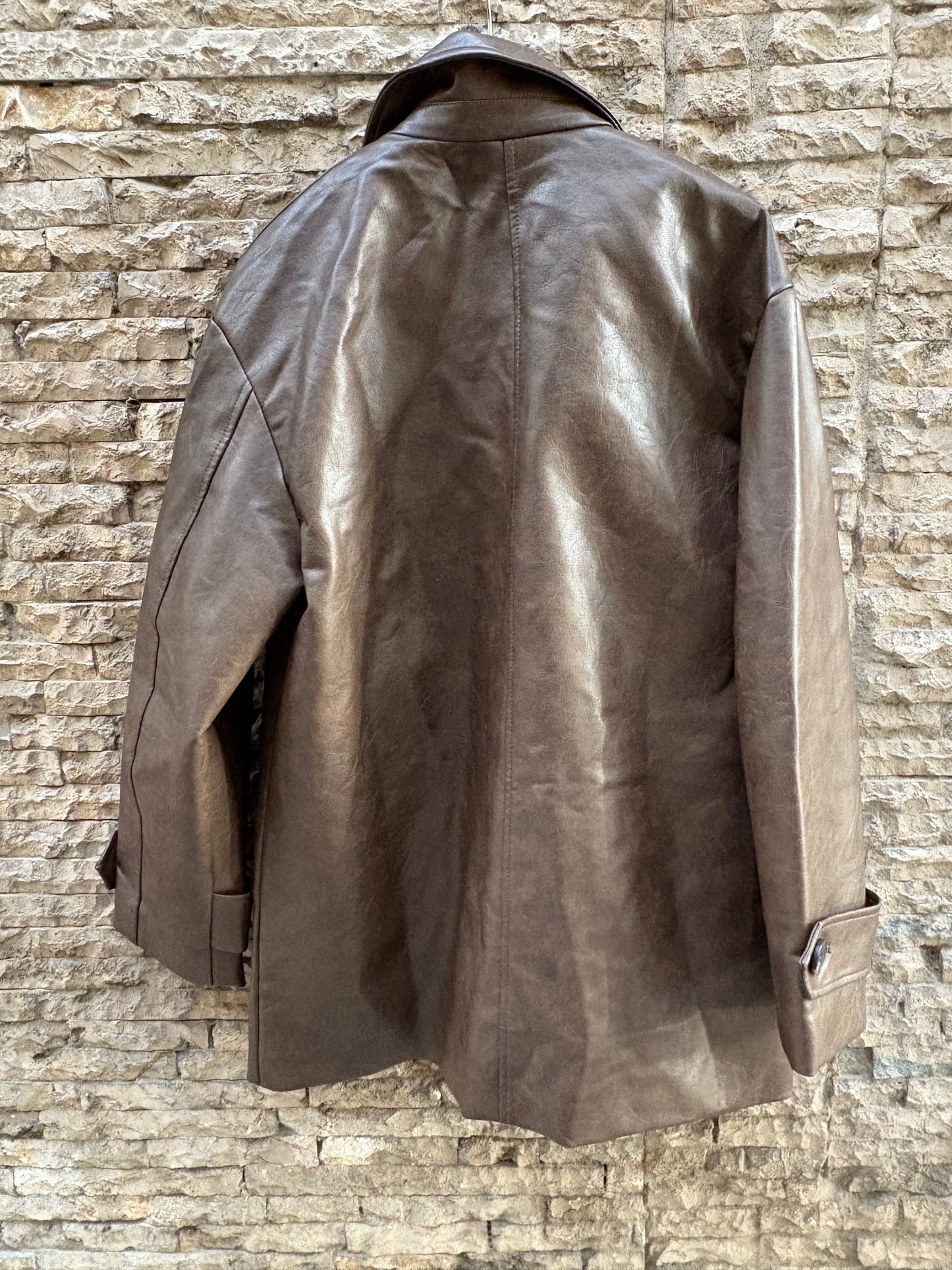 SFERA. Abrigo marrón efecto piel