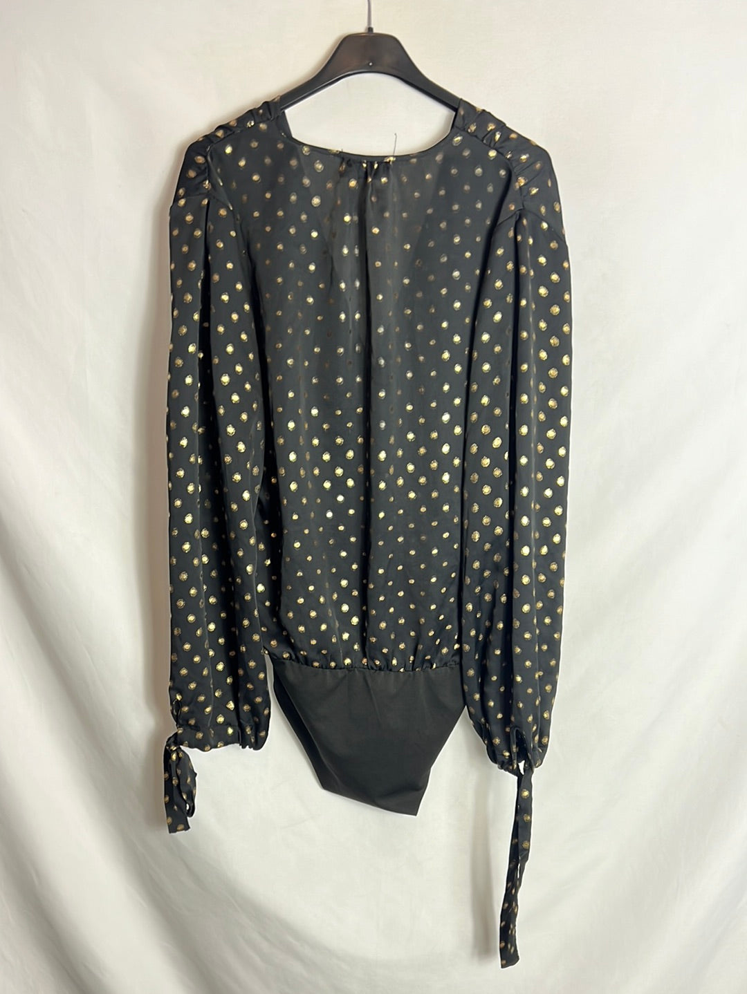 ZARA. Body fluido cruzado estampdo dorado. T L