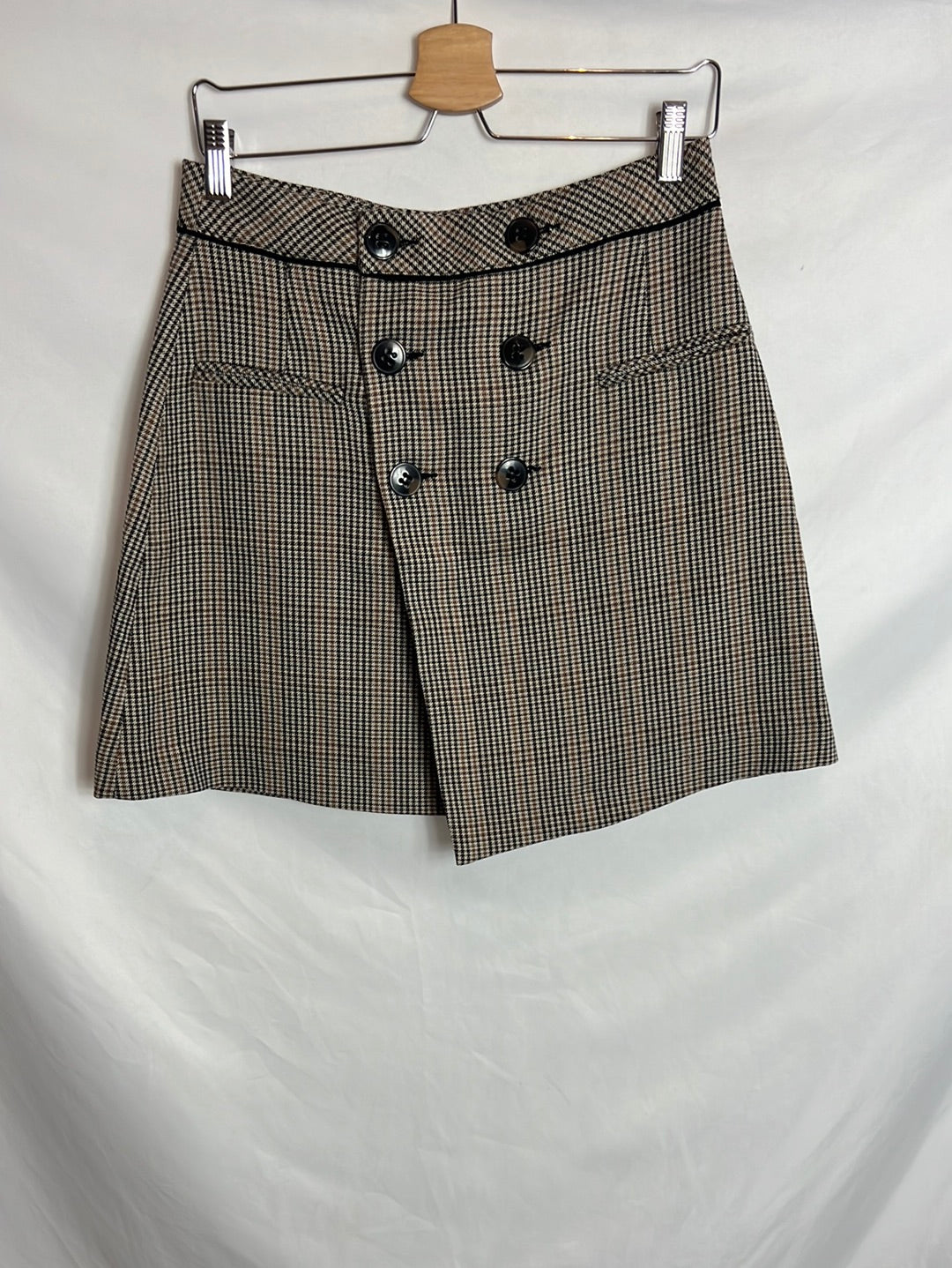ZARA. Short buttoned plaid skirt. TM