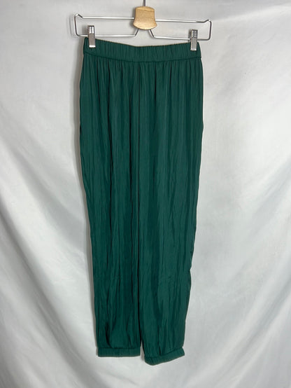 OYSHO. Pantalón fluido verde. T XS