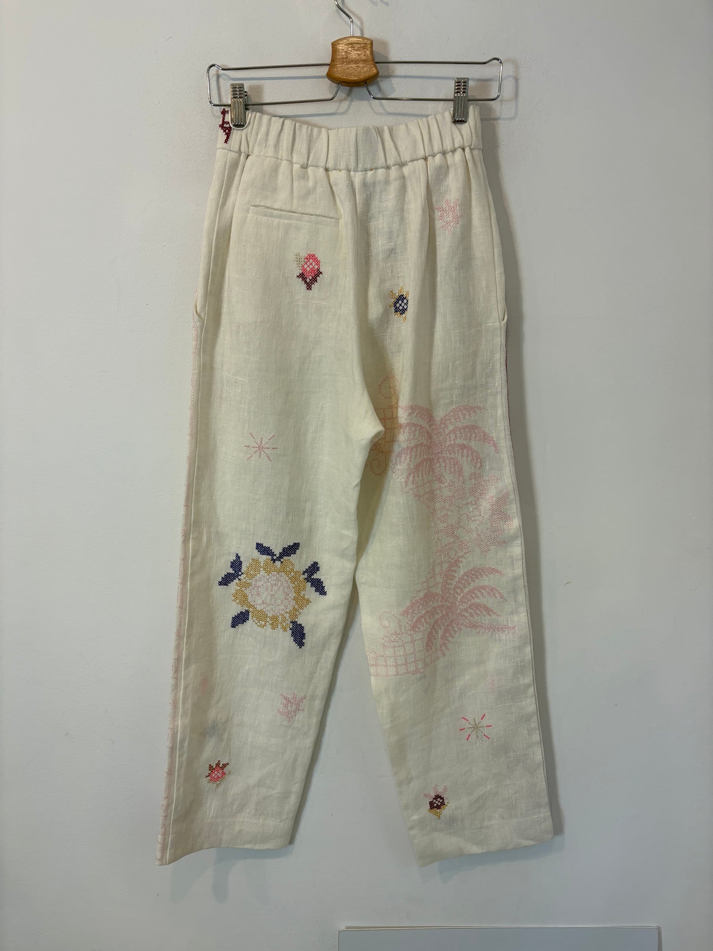 FORTE FORTE. Pantalón lino blanco detalles punto de cruz