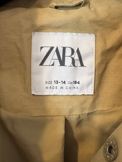 ZARA. Chaqueta beige bolsillos