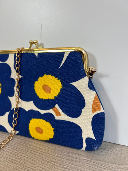 OTRAS. Bolso mini flores azules