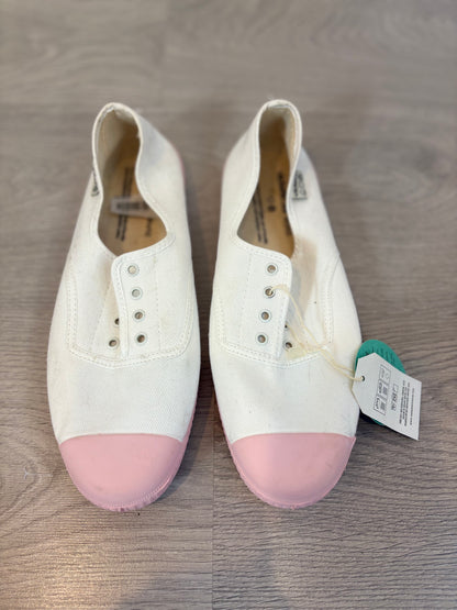 VICTORIA. Zapatilla blanca puntera. T 41