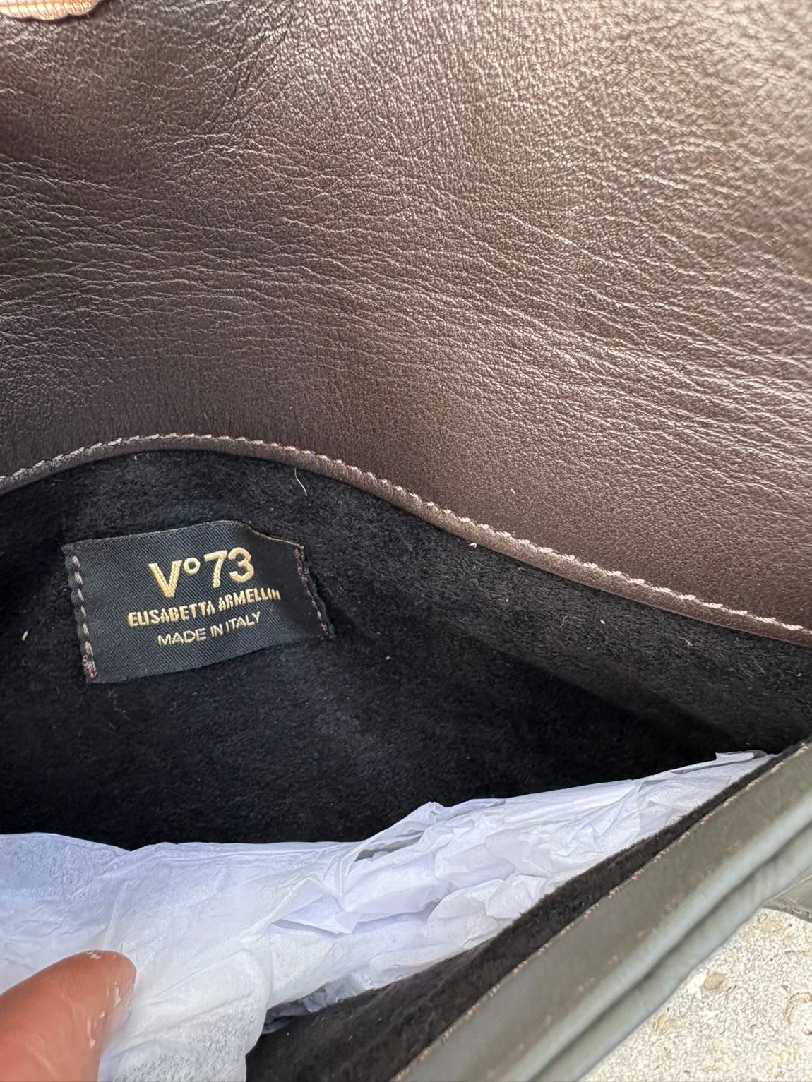 V 73. ELISABETTA ARMELLIN. Pochette de cuero detalle broche