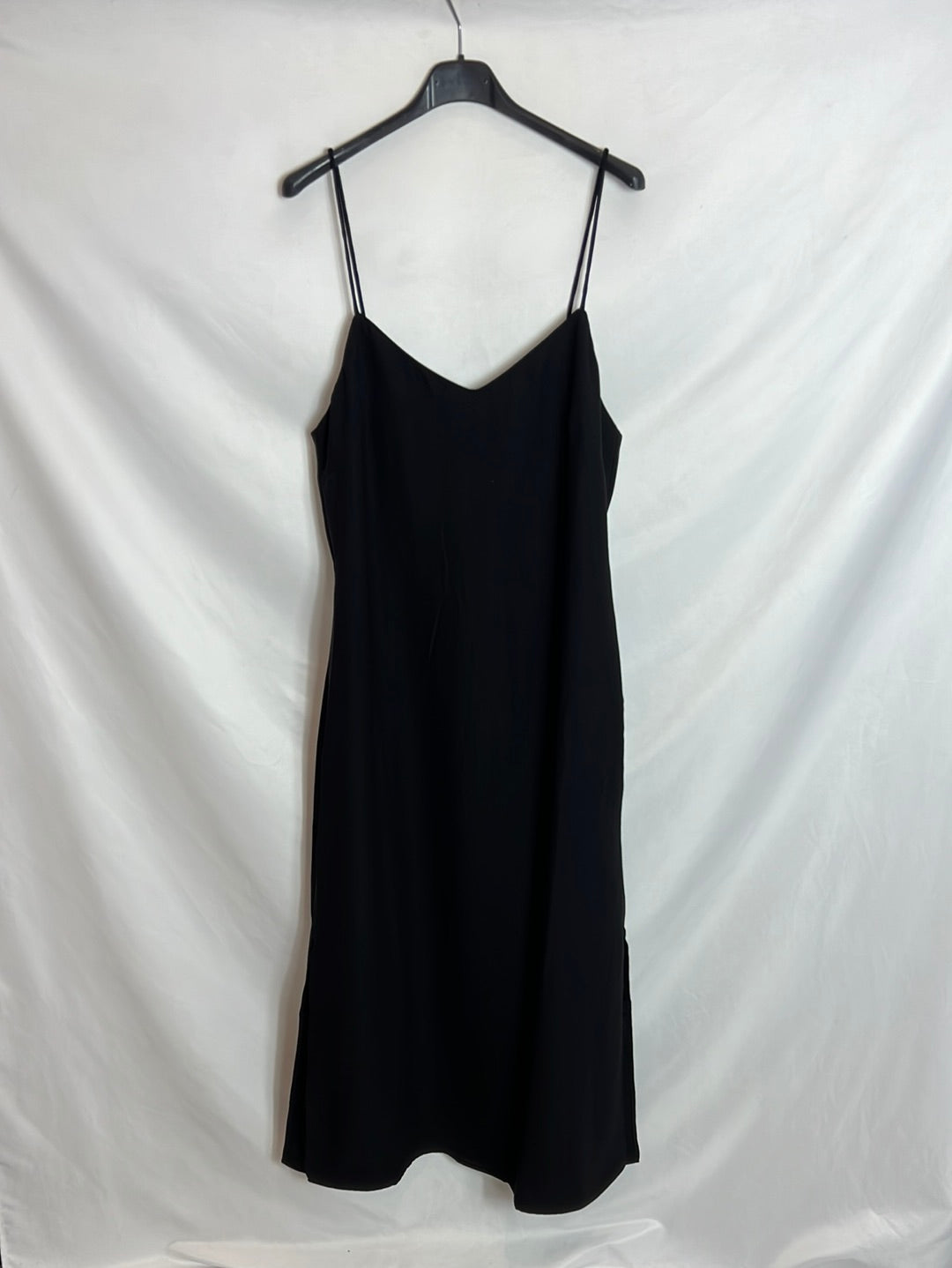 MANGO. Vestido midi negro aperturas. T M