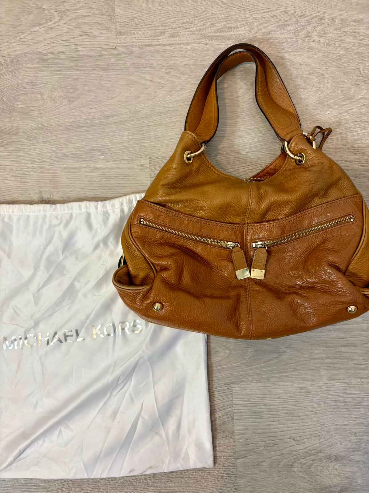MICHAEL KORS. Bolso de hombro piel camel