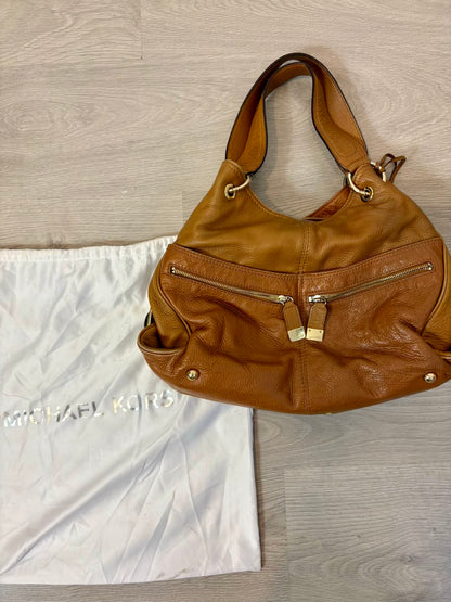 MICHAEL KORS. Bolso de hombro piel camel