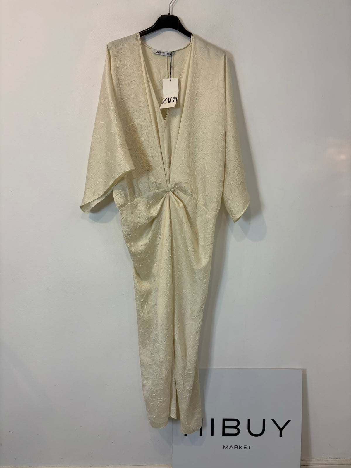 ZARA. Vestido midi textura en crudo