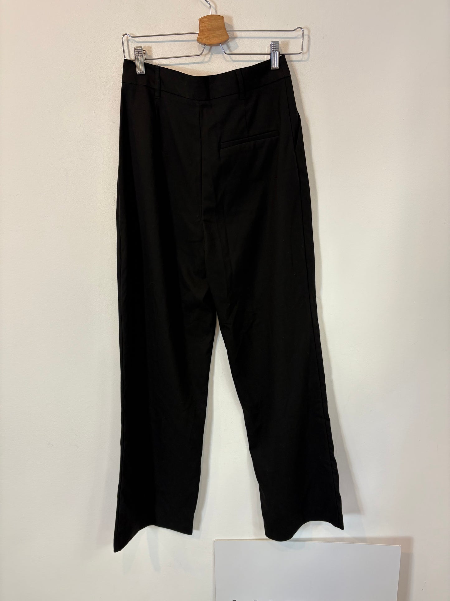 ZARA. Pantalón pinzas negro ancho