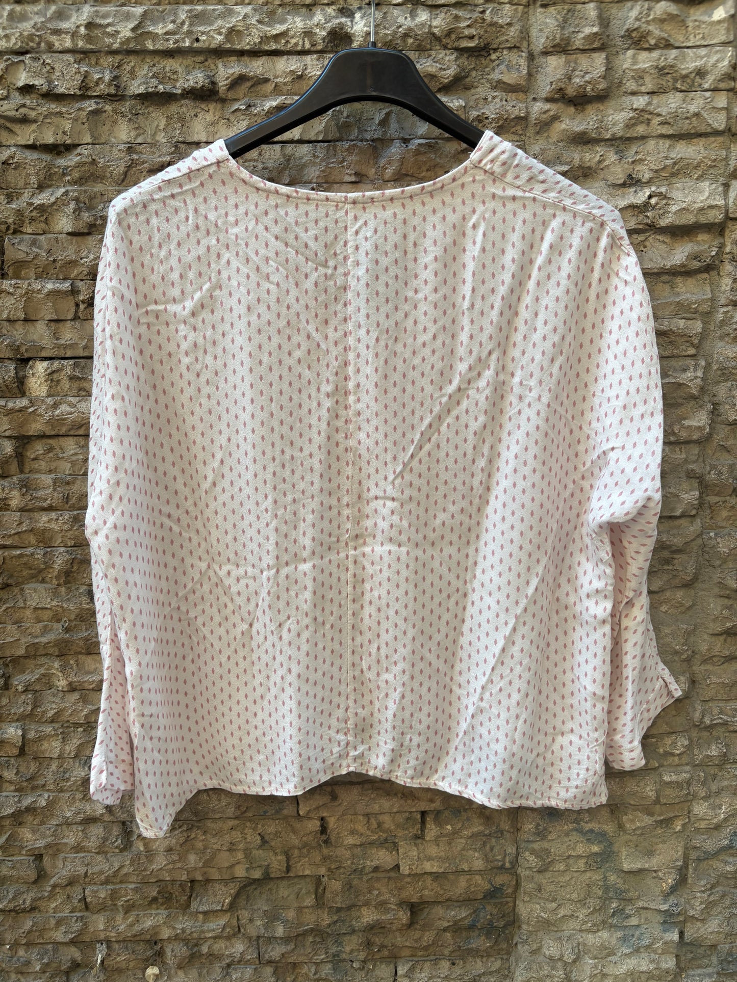 OTRAS. Blusa fluida detalles en rosa. T S/M