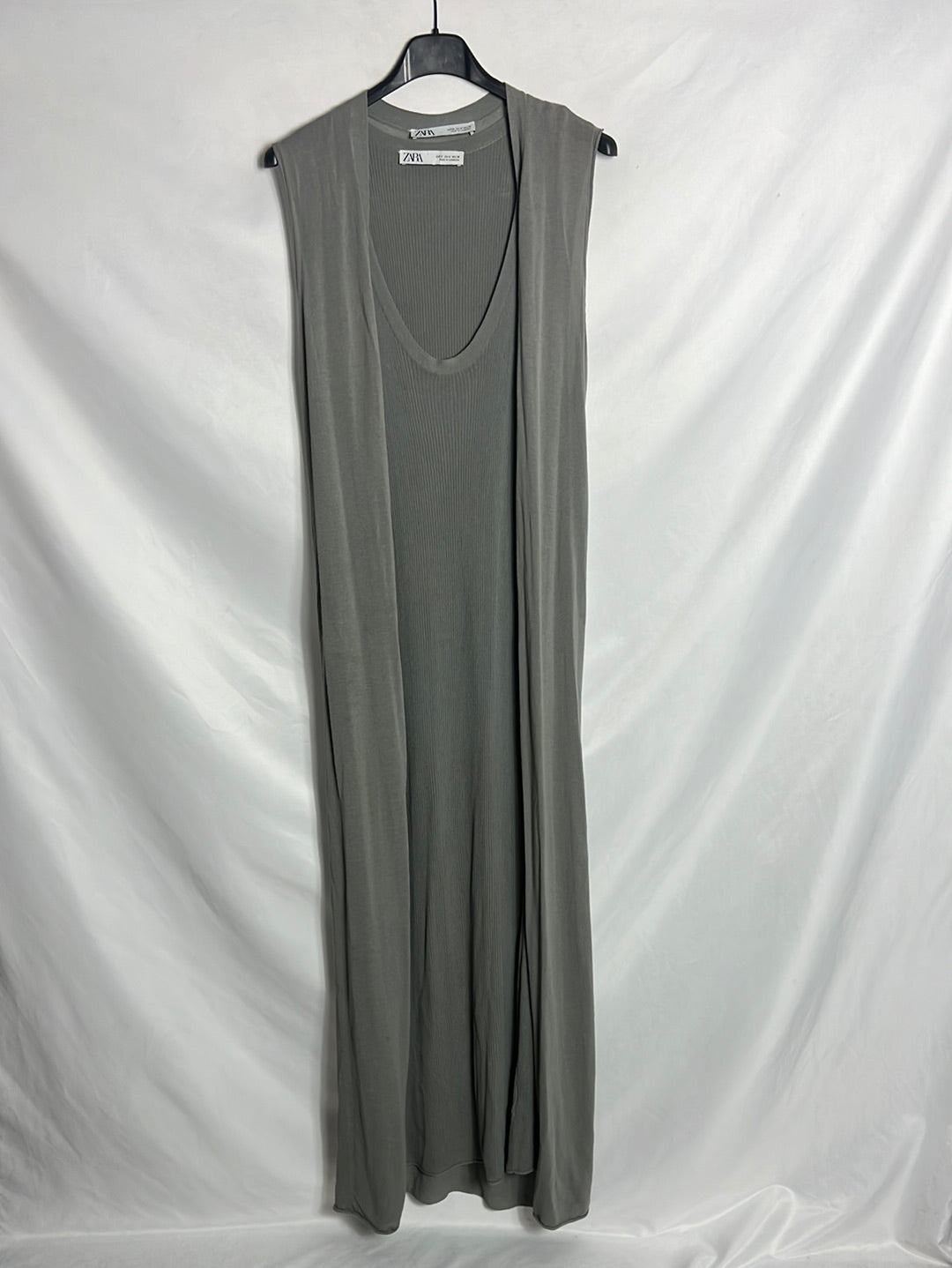 ZARA. Total look gris vestido y chaleco. T M