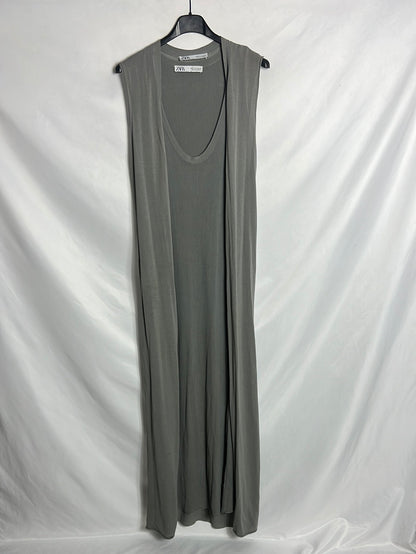 ZARA. Total look gris vestido y chaleco. T M