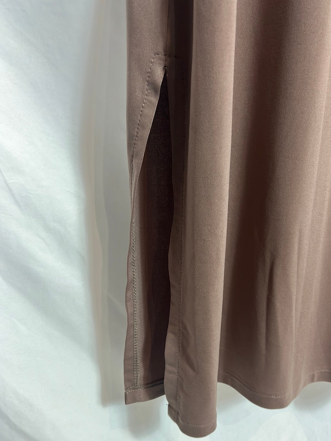 ZUA. Vestido midi marrón escote espalda. T M