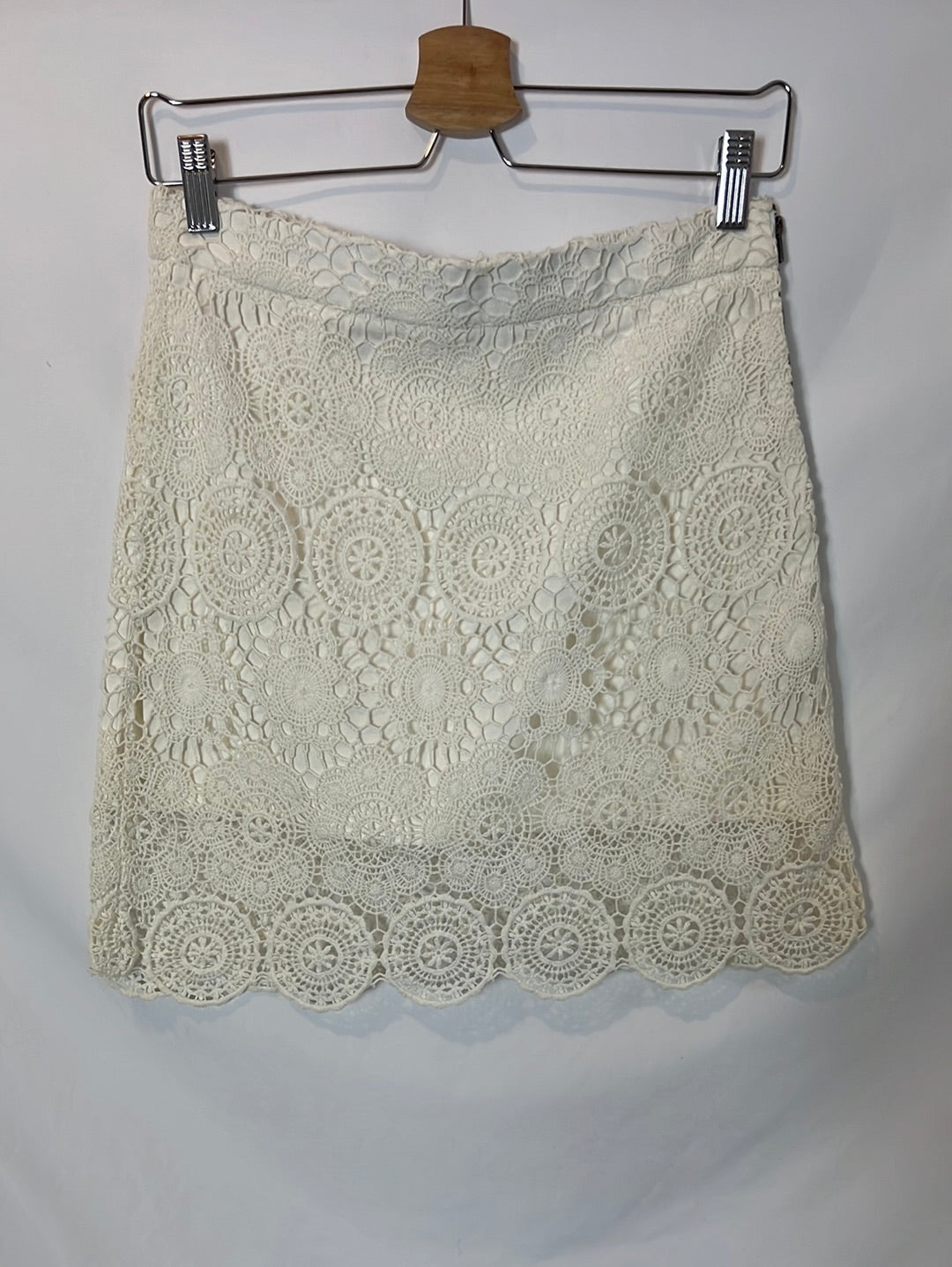 ZARA. Falda corta blanca crochet. T M