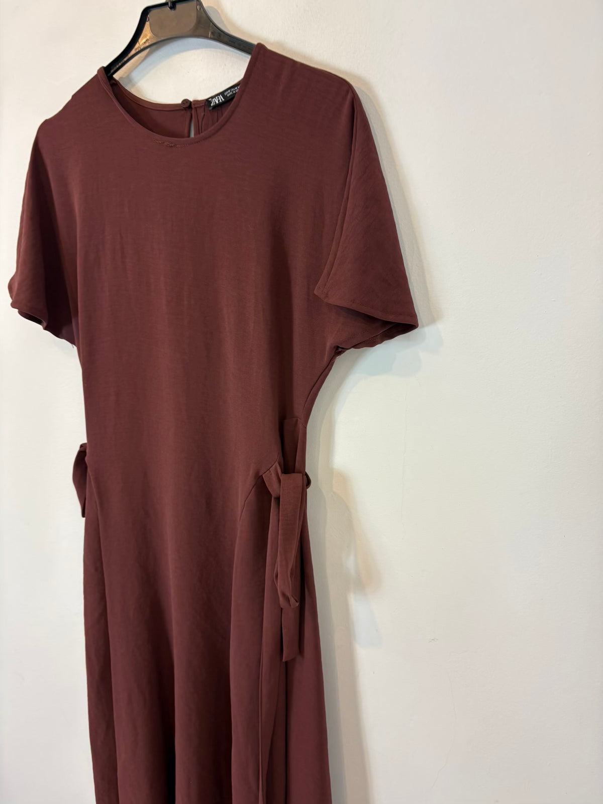 ZARA. Vestido largo burdeos lazadas