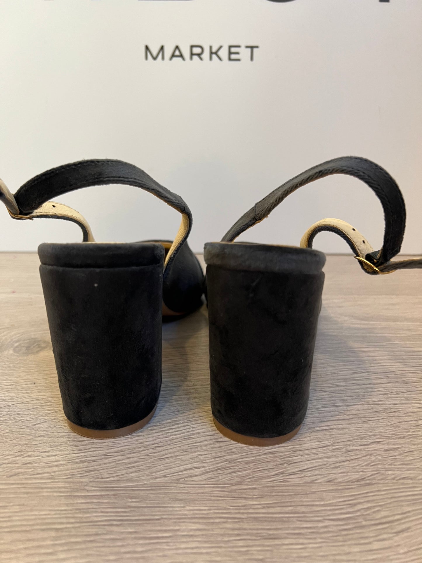 BALAMBAE. Stiletto azul petróleo piel. T 38