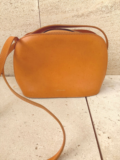 SÉZANE. Bolso camel asa larga