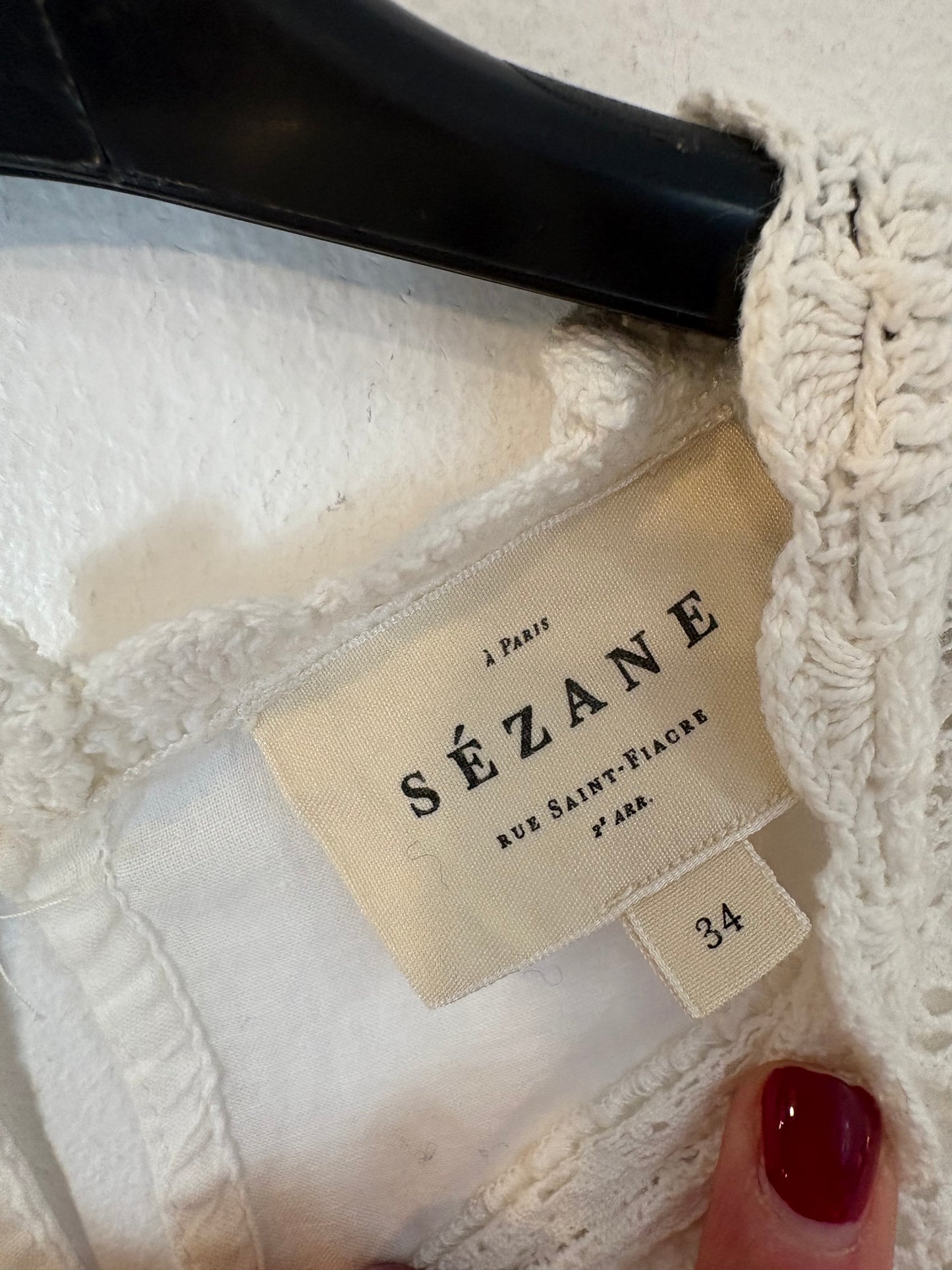 SÉZANE. Blusa blanca detalles bordados