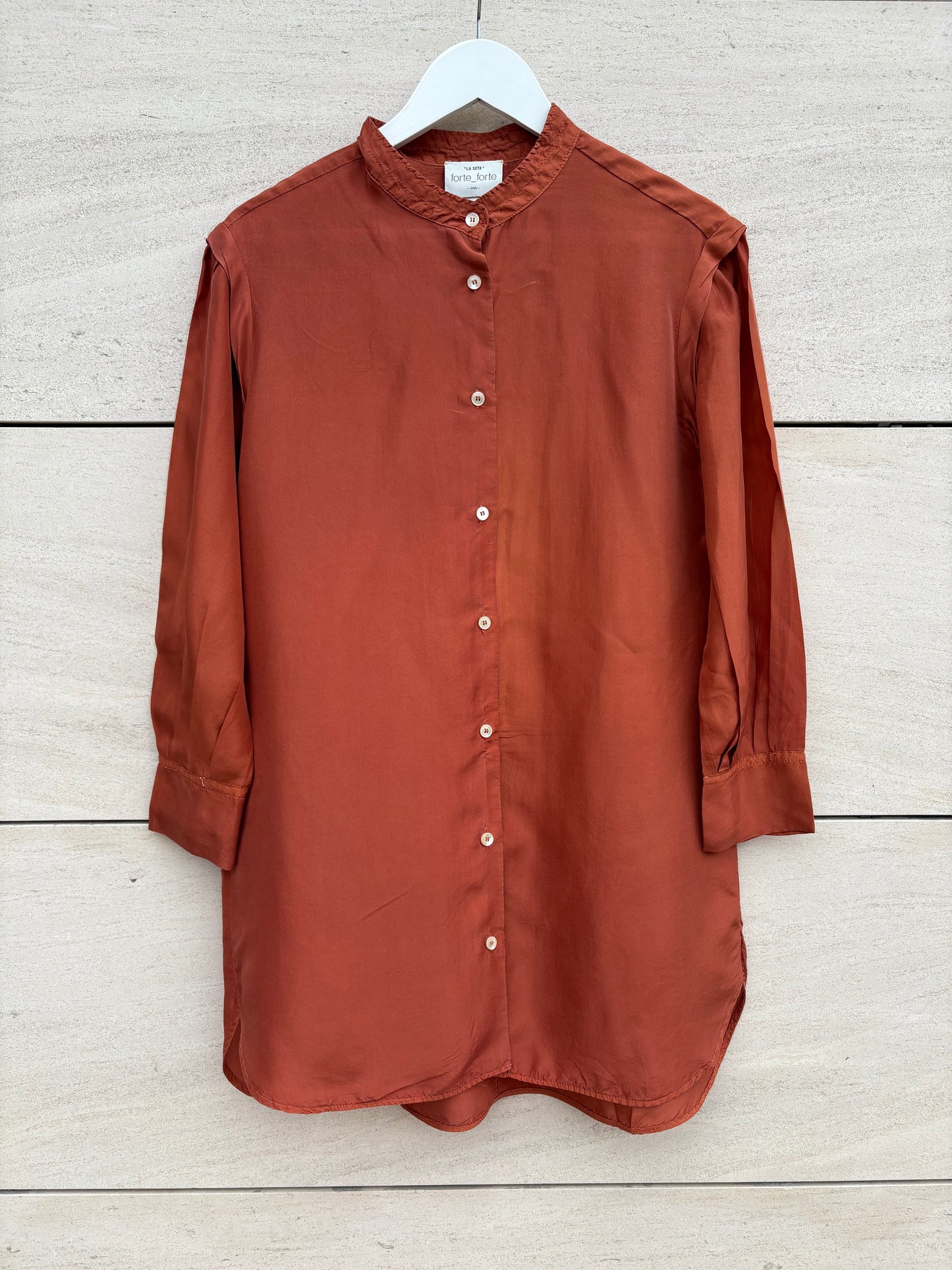 FORTE FORTE. Total look falda y camisa seda teja