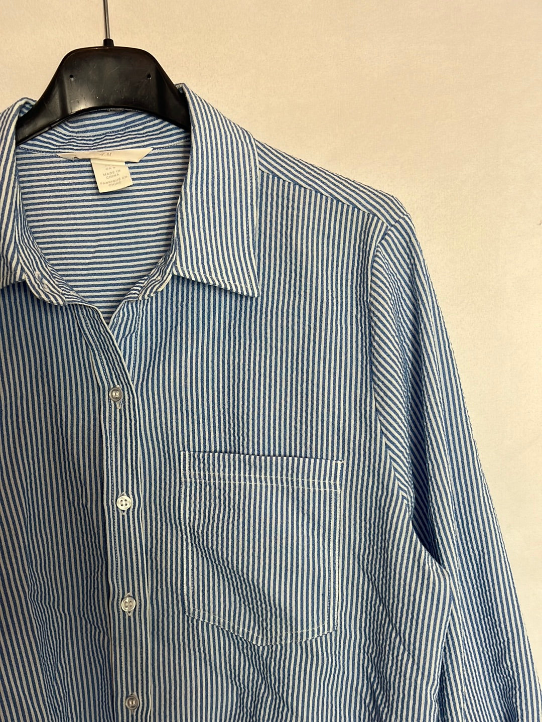 H&amp;M. Striped knotted blouse. Size 40