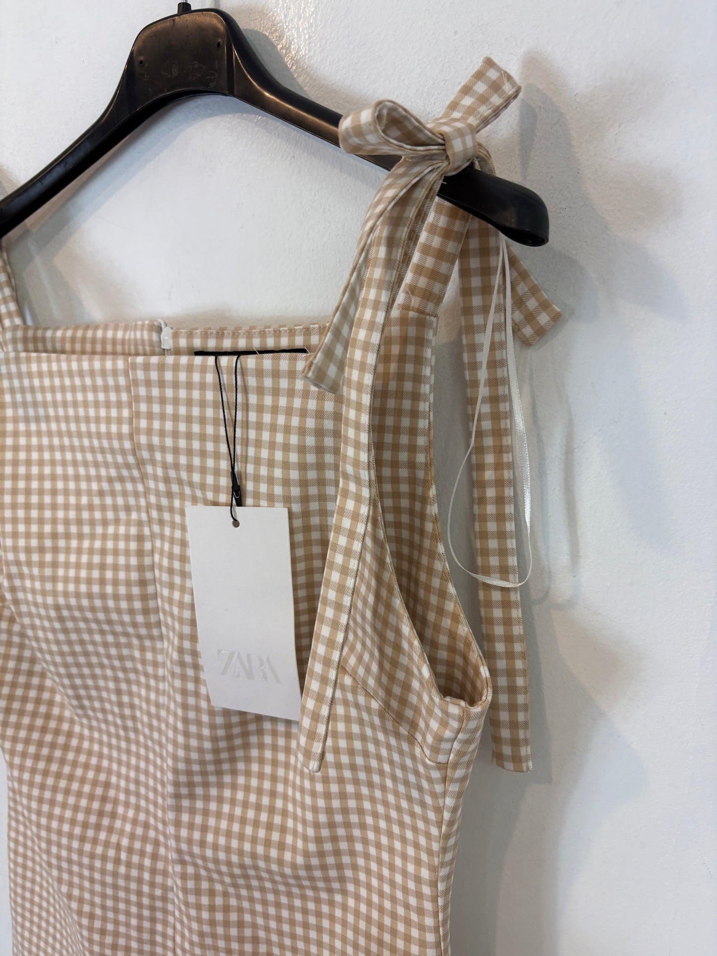 ZARA. Short beige and white gingham dress. TS