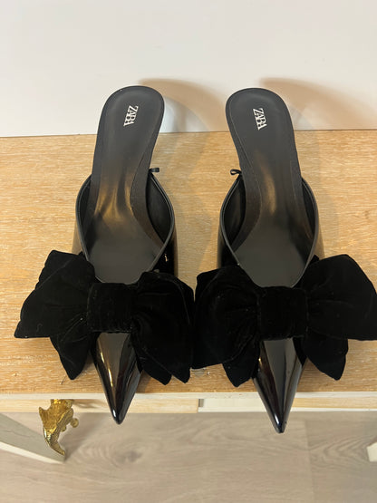 ZARA. Black patent leather high heel shoe with velvet bow. Size 37