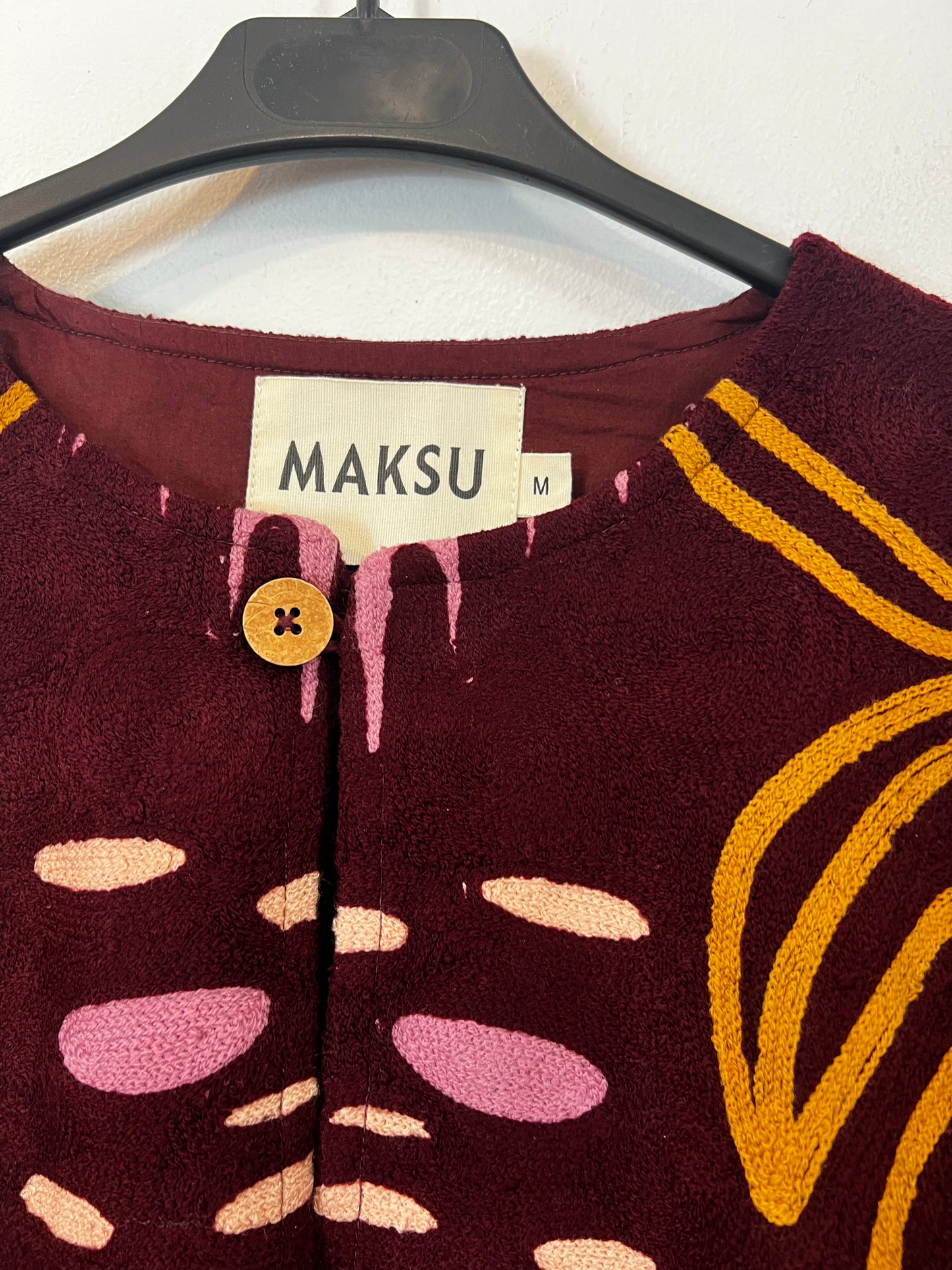 MAKSU. Abrigo algodón bordados