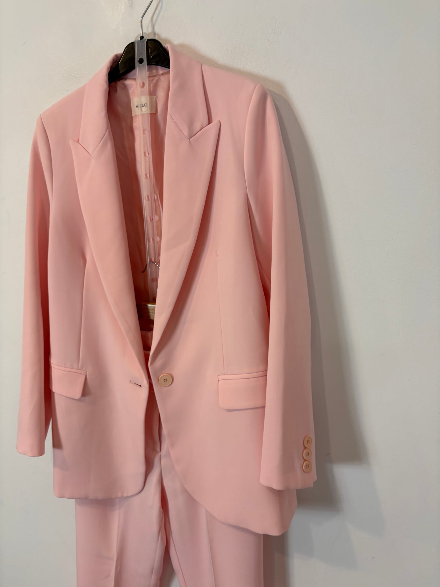 VICOLO. Traje de chaqueta rosa claro