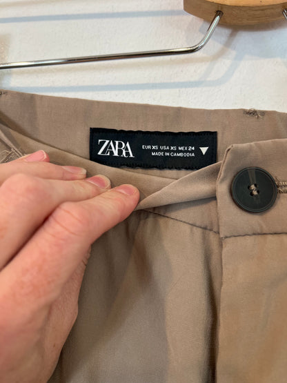 ZARA. Flowing beige pleated trousers S.xs