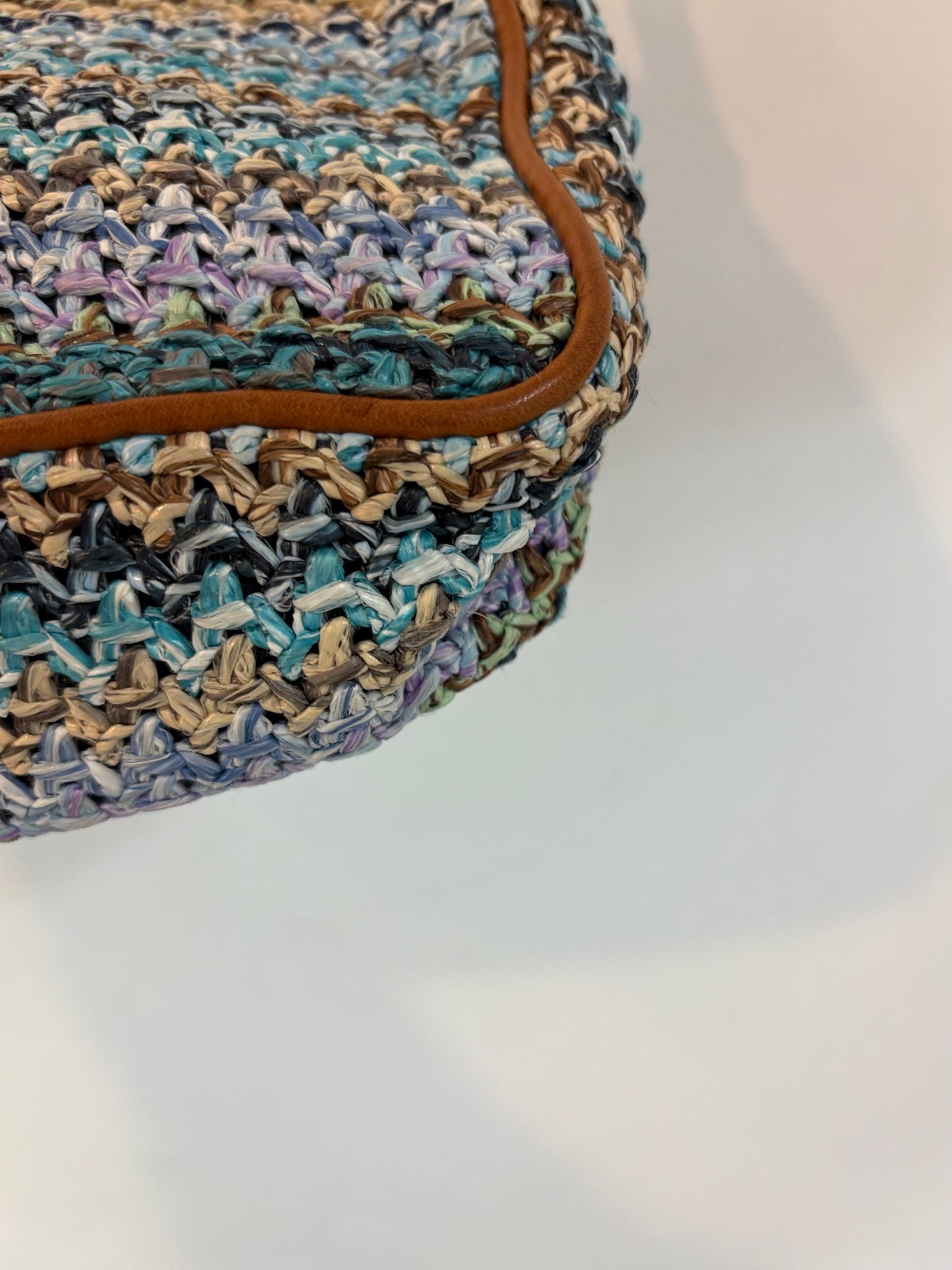 BIMBA Y LOLA. Bolso trenzado tonos azules