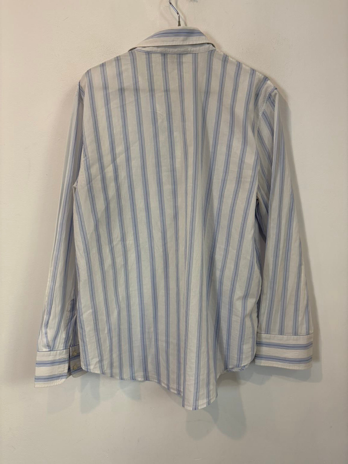 MASSIMO DUTTI. Camisa blanca rayas azules