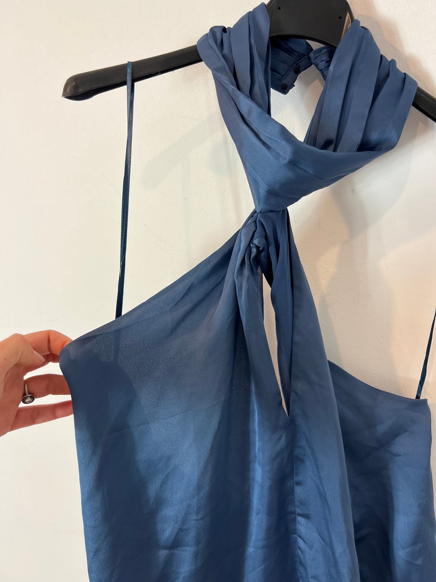 MANGO. Top halter satinado azul . T M