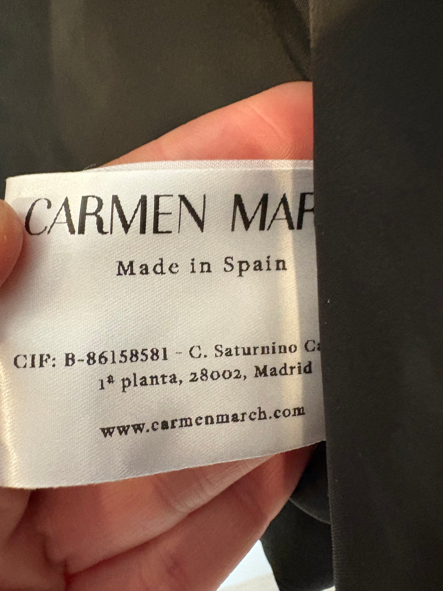 CARMEN MARCH. Chaqueta negra volumen