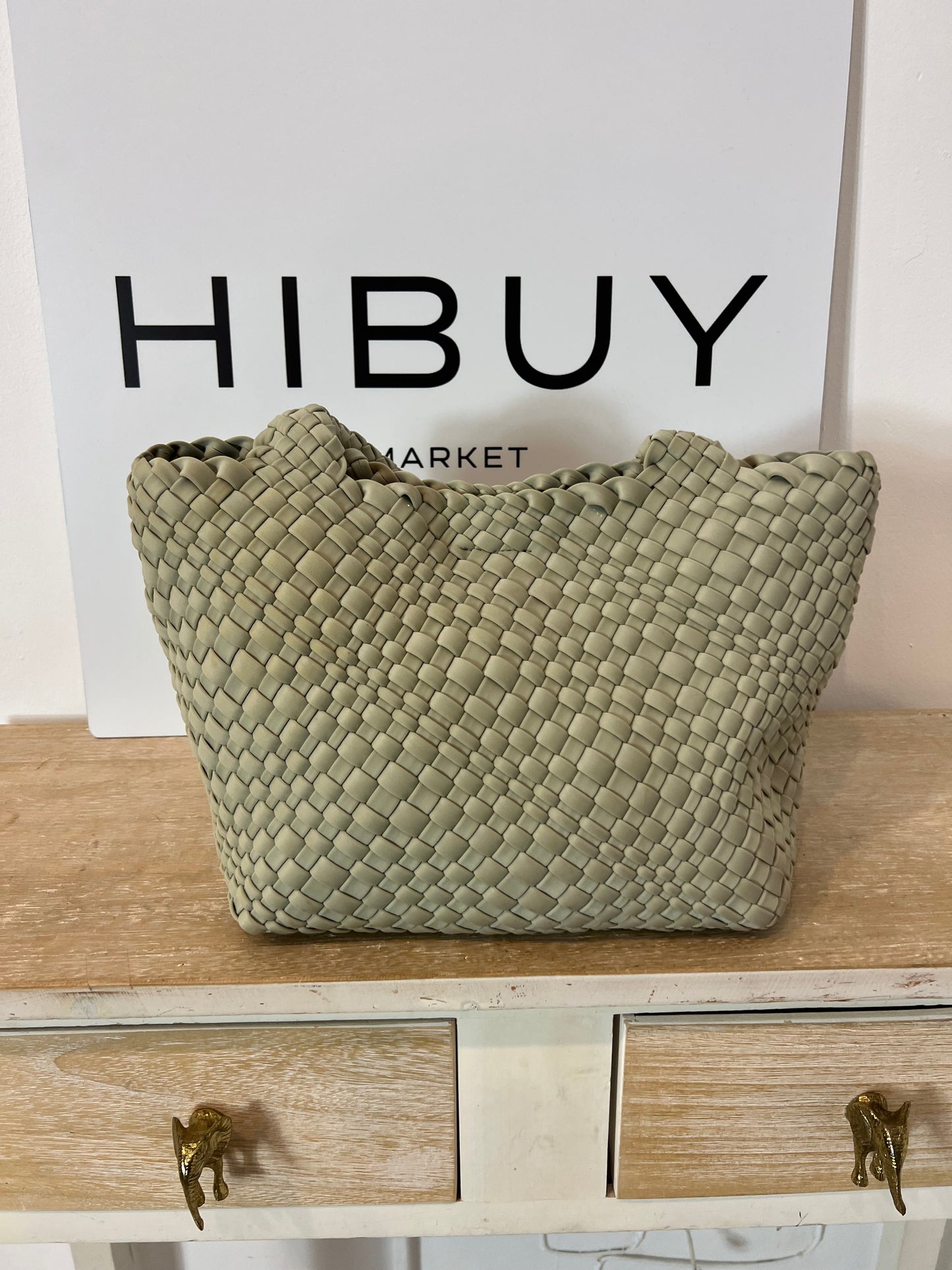 VANYLU. Bolso trenzado gris claro