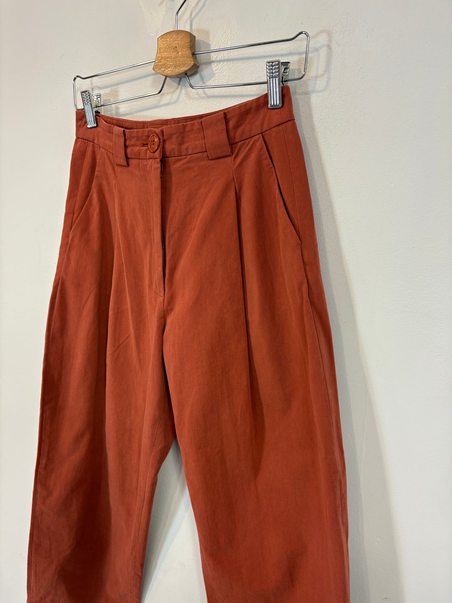 STELLA NOVA. Pantalón rojizo detalle bajo
