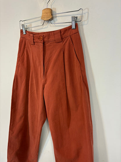 STELLA NOVA. Pantalón rojizo detalle bajo