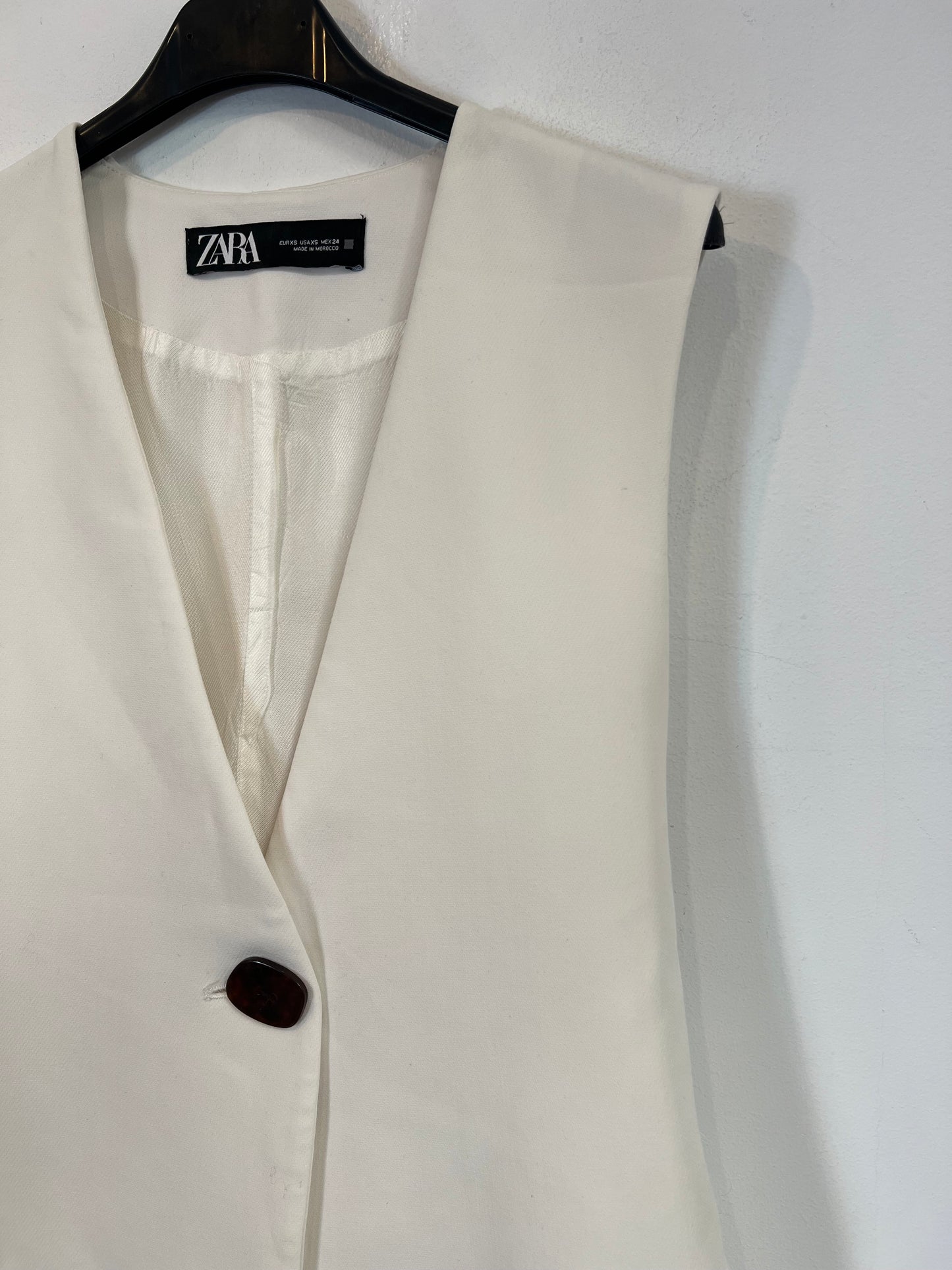 ZARA. Chaleco blanco botón  T.xs