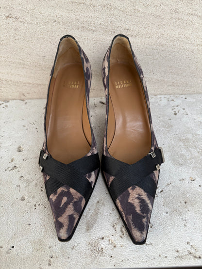 STUART WEITZMAN. Tacones piel animal print