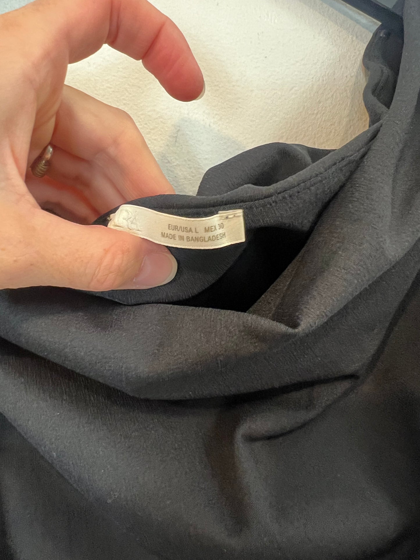 ZARA. Vestido negro fruncido