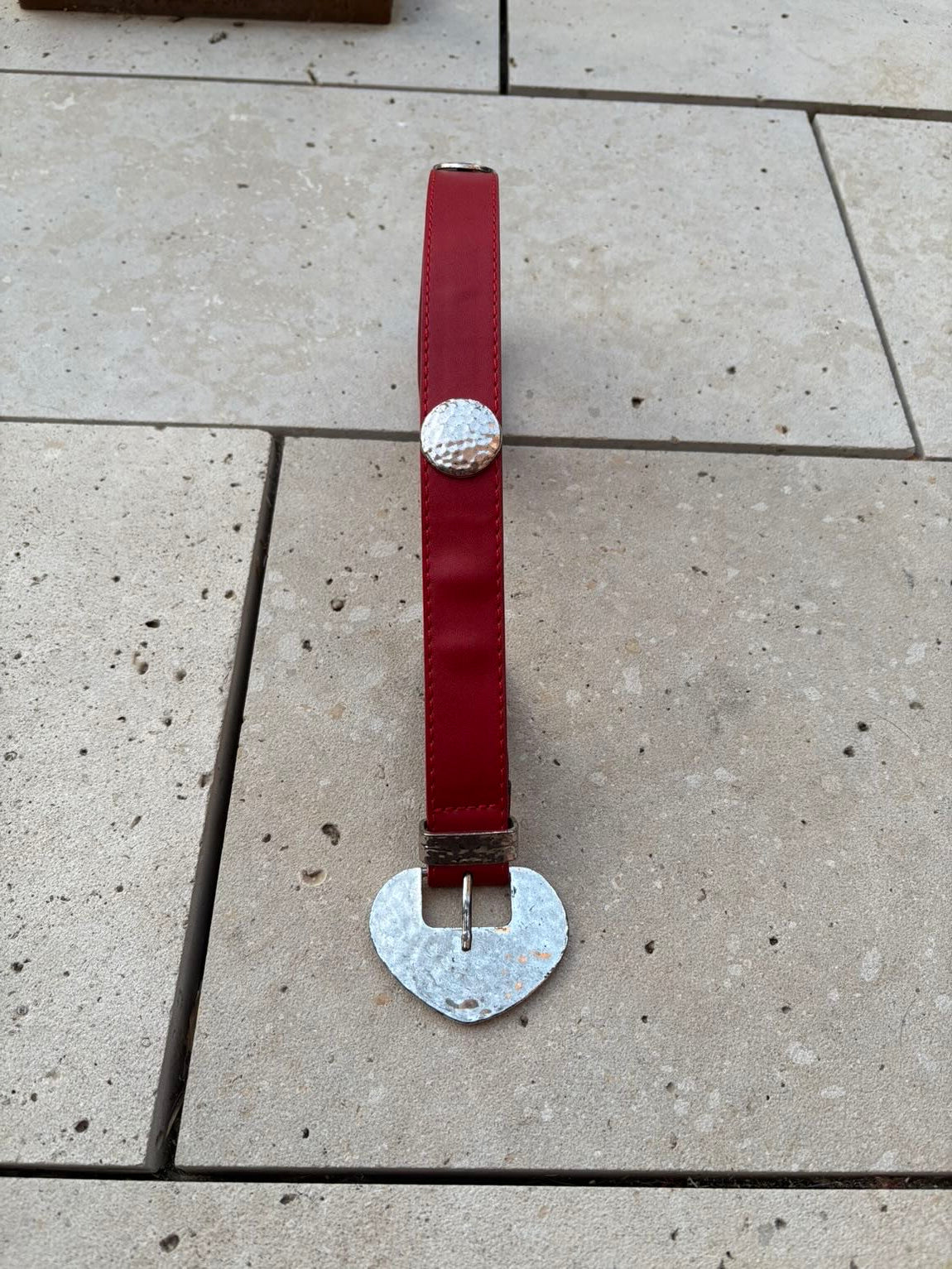 Cinturón rojo tachuelas