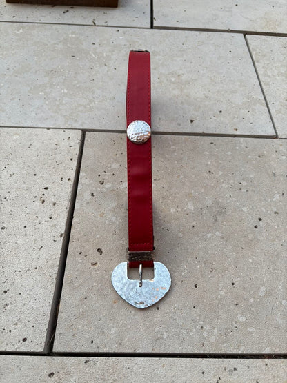 Cinturón rojo tachuelas