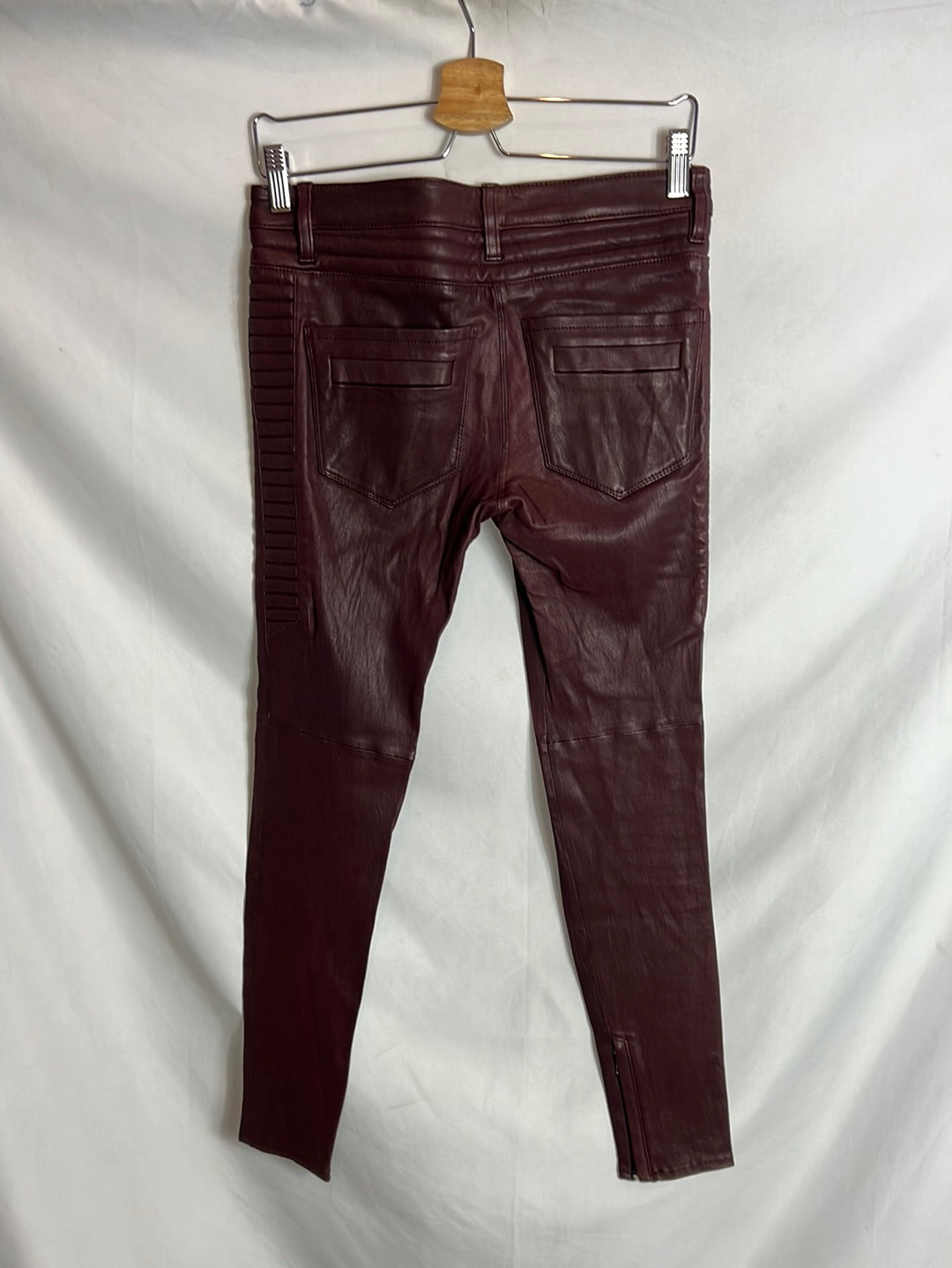 IRO. Pantalón pitillo piel burdeos . T 38