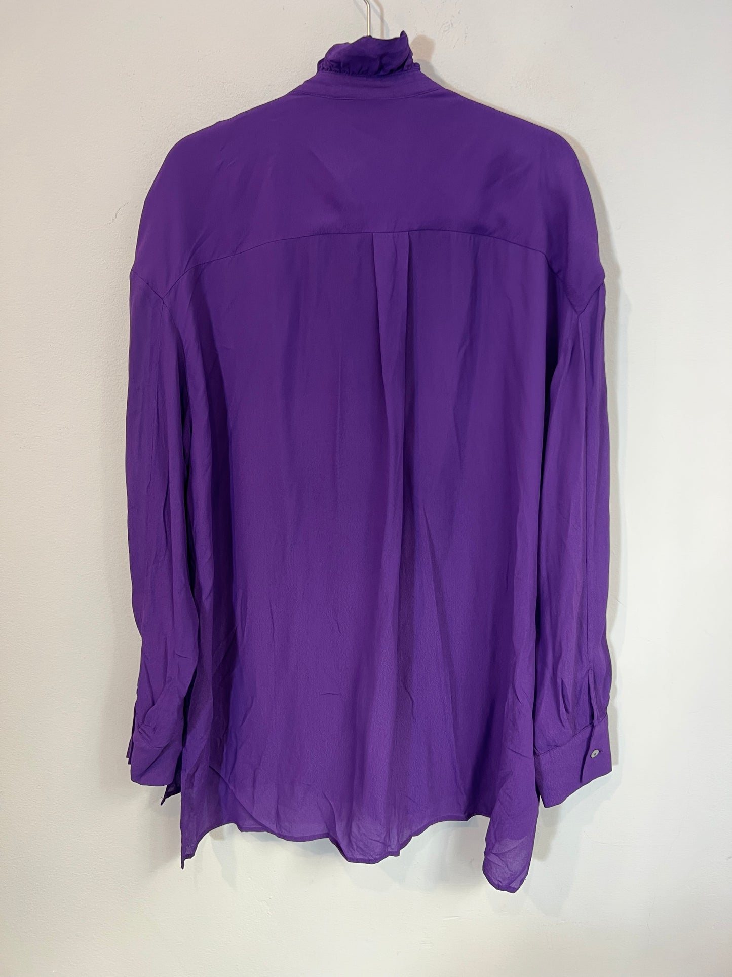 ZARA. Blusa morada fluida volante. T S (M/L)