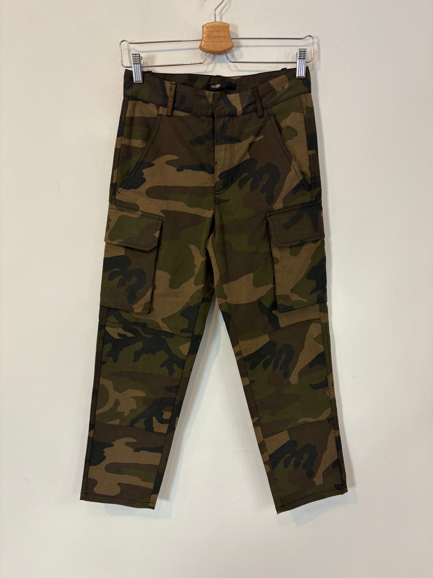 MAJE. Pantalón camuflaje bolsillos