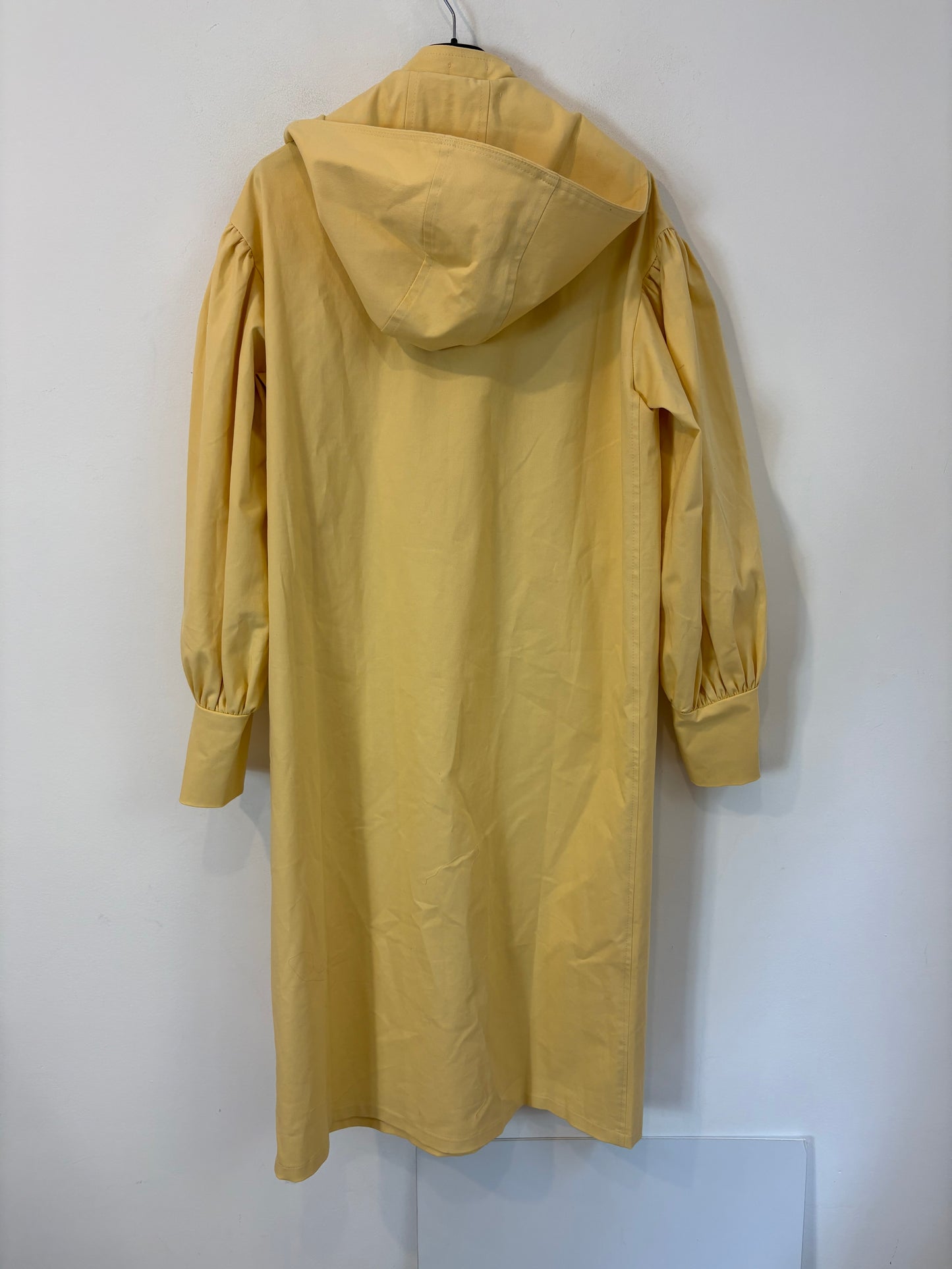 MAGNOLYA. Gabardina capucha pastel