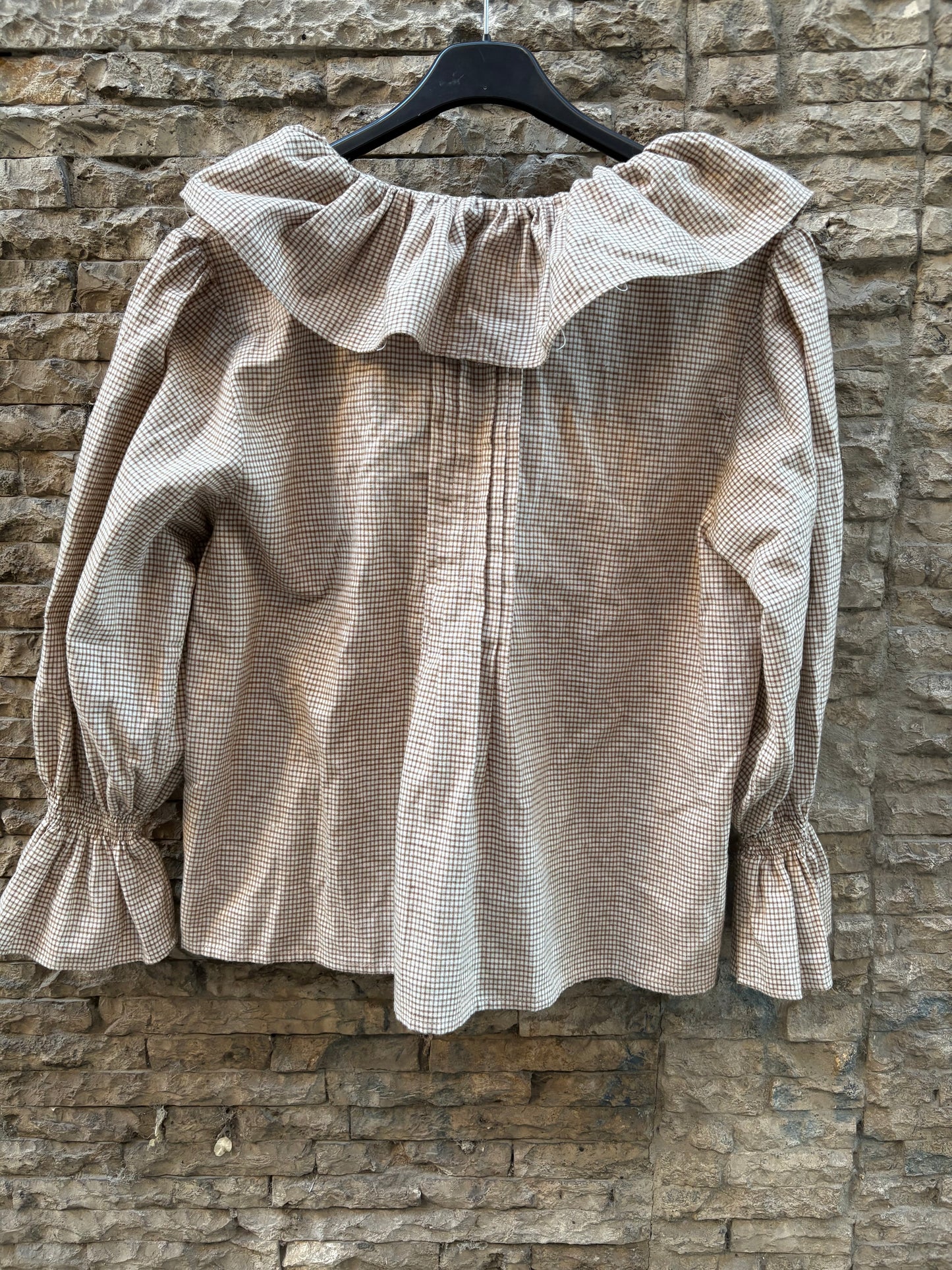 JOSEPHINE. Beige cotton and linen ruffle blouse. T.S.
