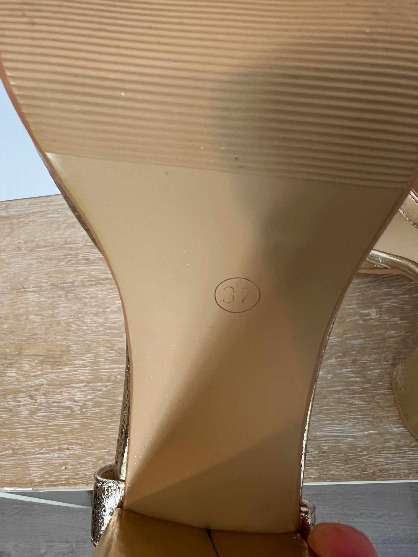 OTHERS. Gold sandals, heel size 37